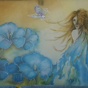 pareo di seta dipinto a mano con motivi di fiori e fata del lago
