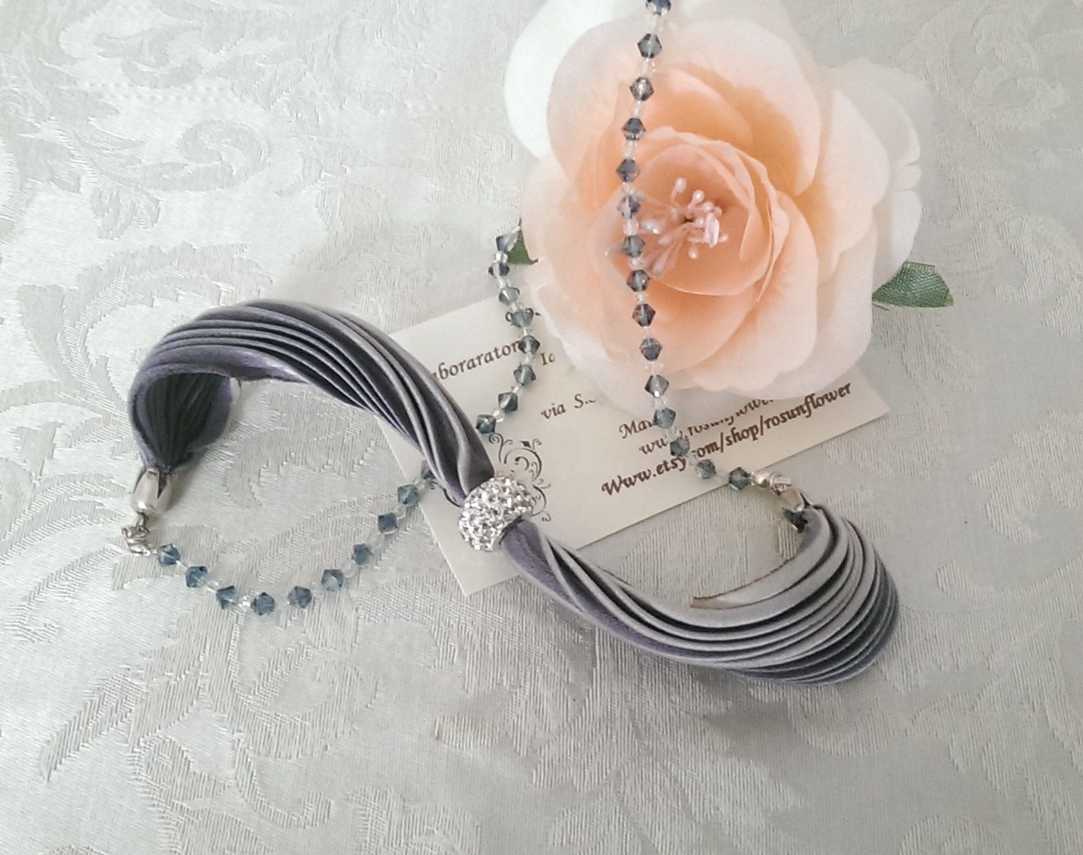 Bracciale in seta shibori grigio e cristalli