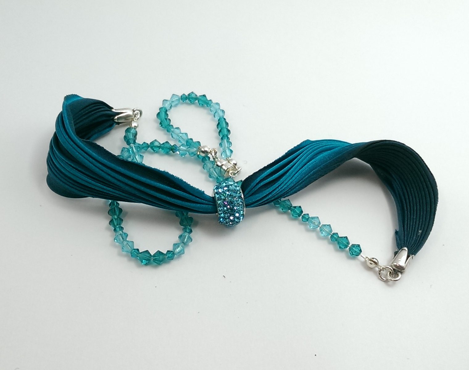 bracciale di seta verde con cristalli di swarovski