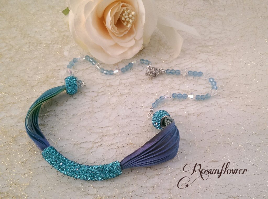 Collana azzurra in argento 925, seta e cristalli