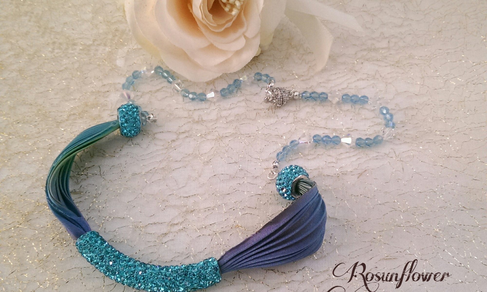 Collana azzurra in argento 925, seta e cristalli