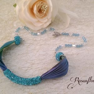 Collana azzurra in argento 925, seta e cristalli