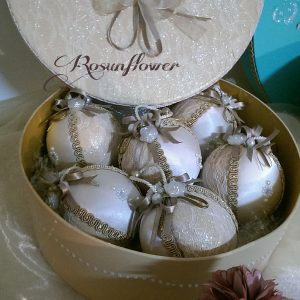 Palline di Natale avorio decorate con seta e perle