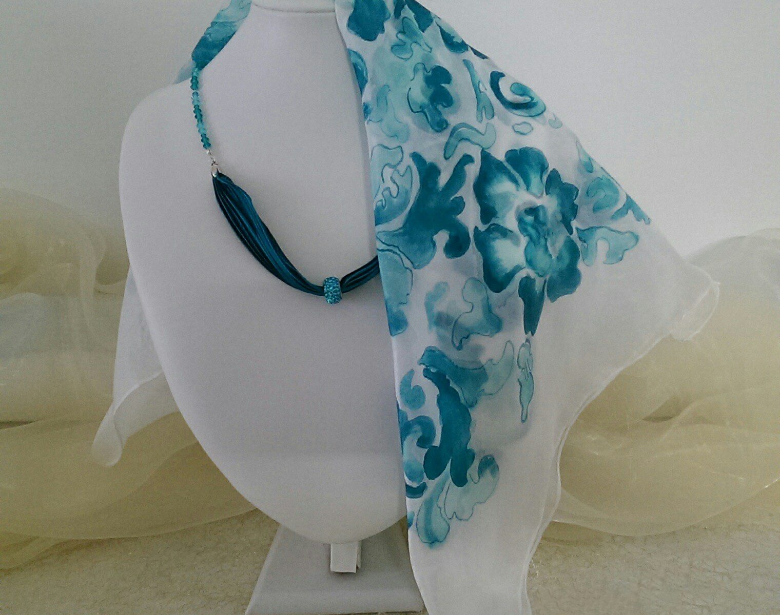 Foulard verde e blu di seta chiffon dipinto a mano