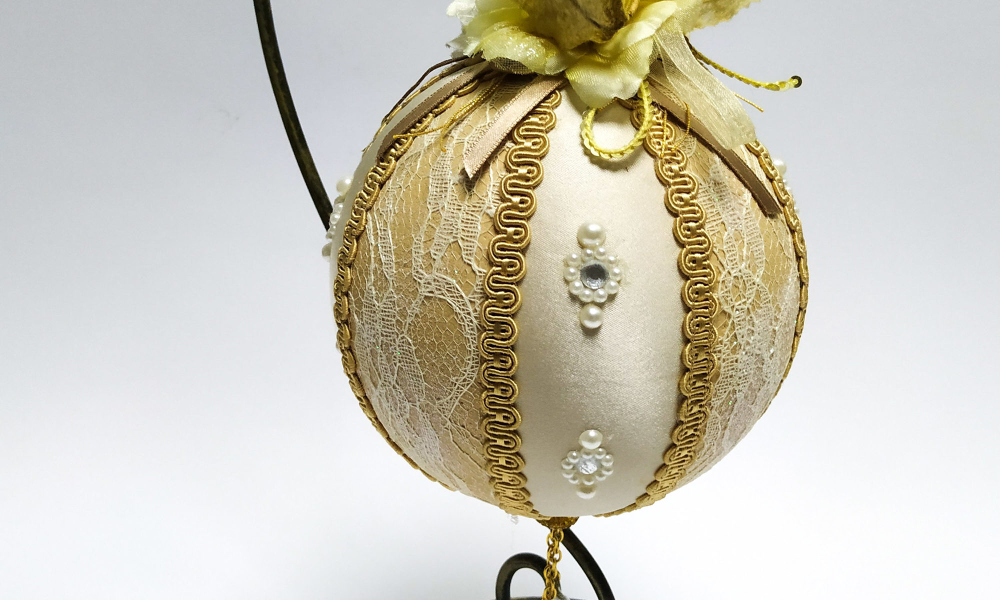 pallina di natale decorata con pizzo