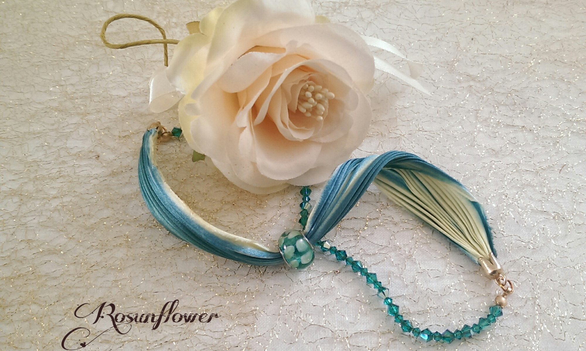 Bracciale di seta shibori giallo e azzurro. Bracciale con cristalli di swarovski e oro gold filled 14 k