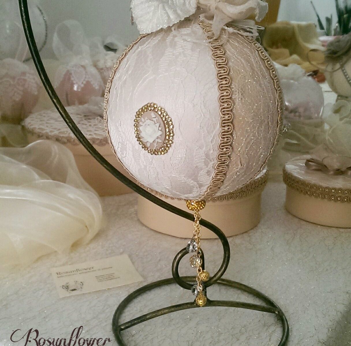 pallina di natale decorata con pizzo e cammeo