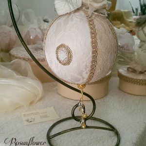 pallina di natale decorata con pizzo e cammeo