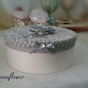 Scatola portagioielli grigio e bianca,