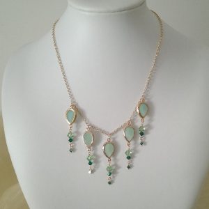 Collana con cristalli verde opaco e con catena oro