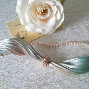 Bracciale rosa di seta shibori e cristalli Swarovski