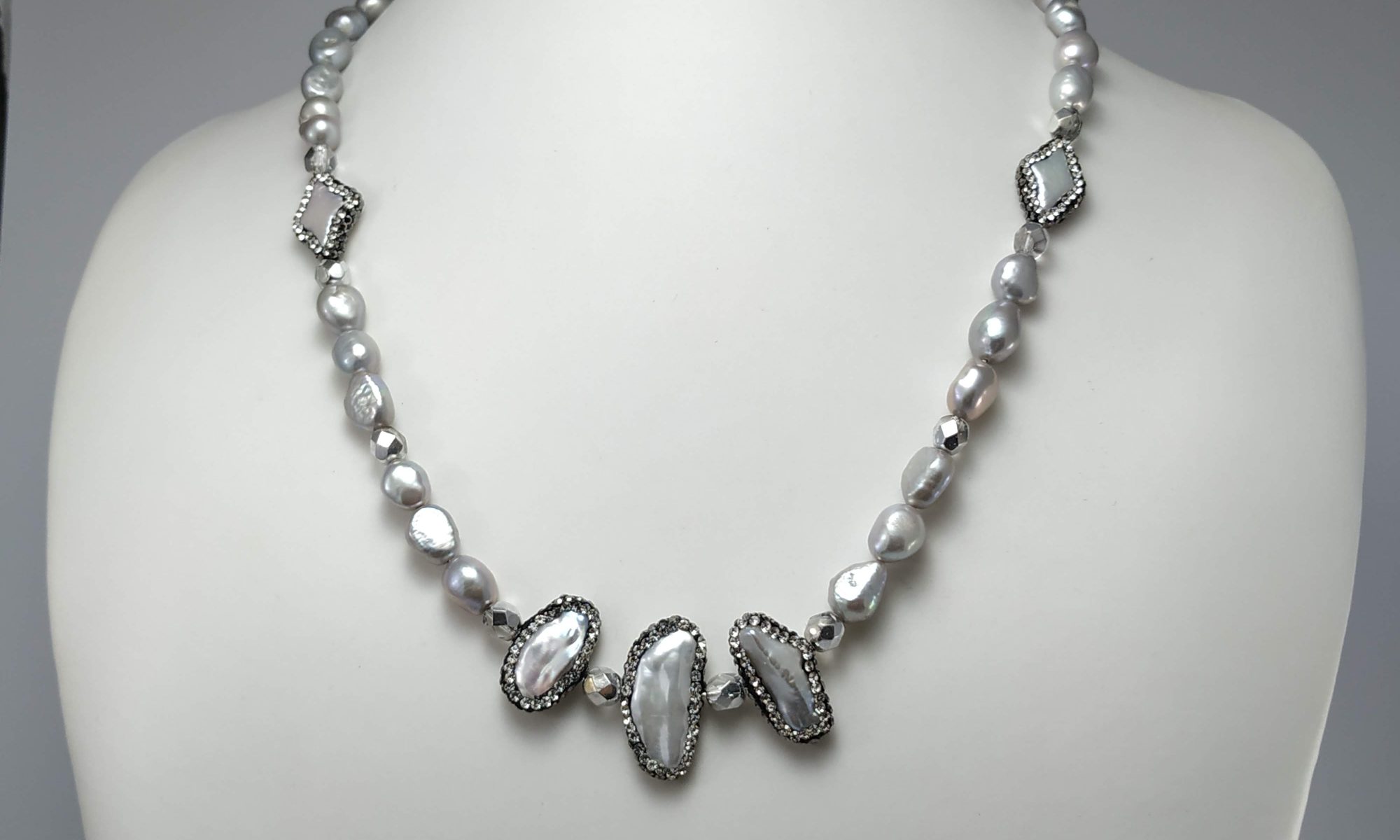 Collana lunga elegante perle barocche di fiume color grigio con distanziatore cristalli e perle con strass.