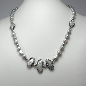 Collana lunga elegante perle barocche di fiume color grigio con distanziatore cristalli e perle con strass.