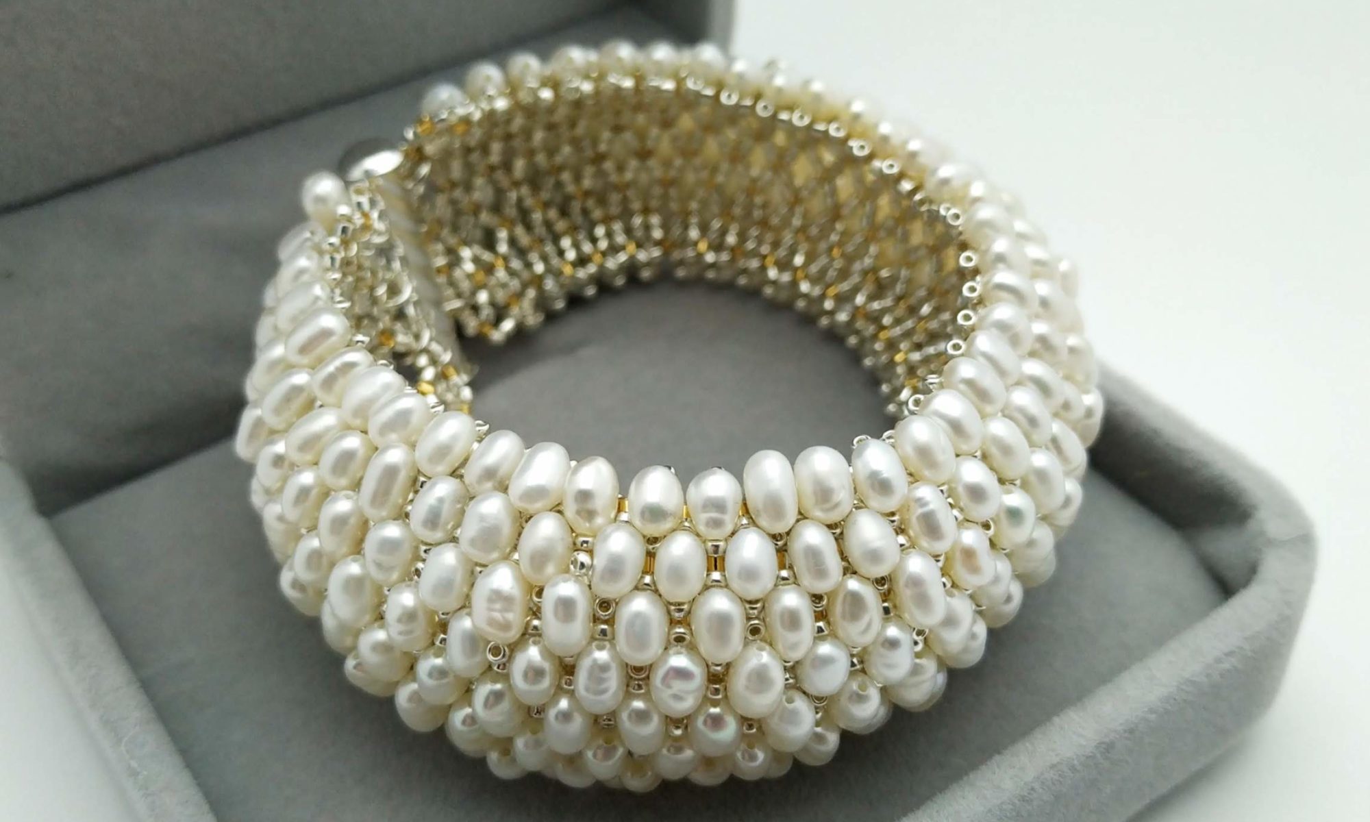 Bracciale a fascia da sposa, fatto a mano con perle di acqua dolce e perline argento,