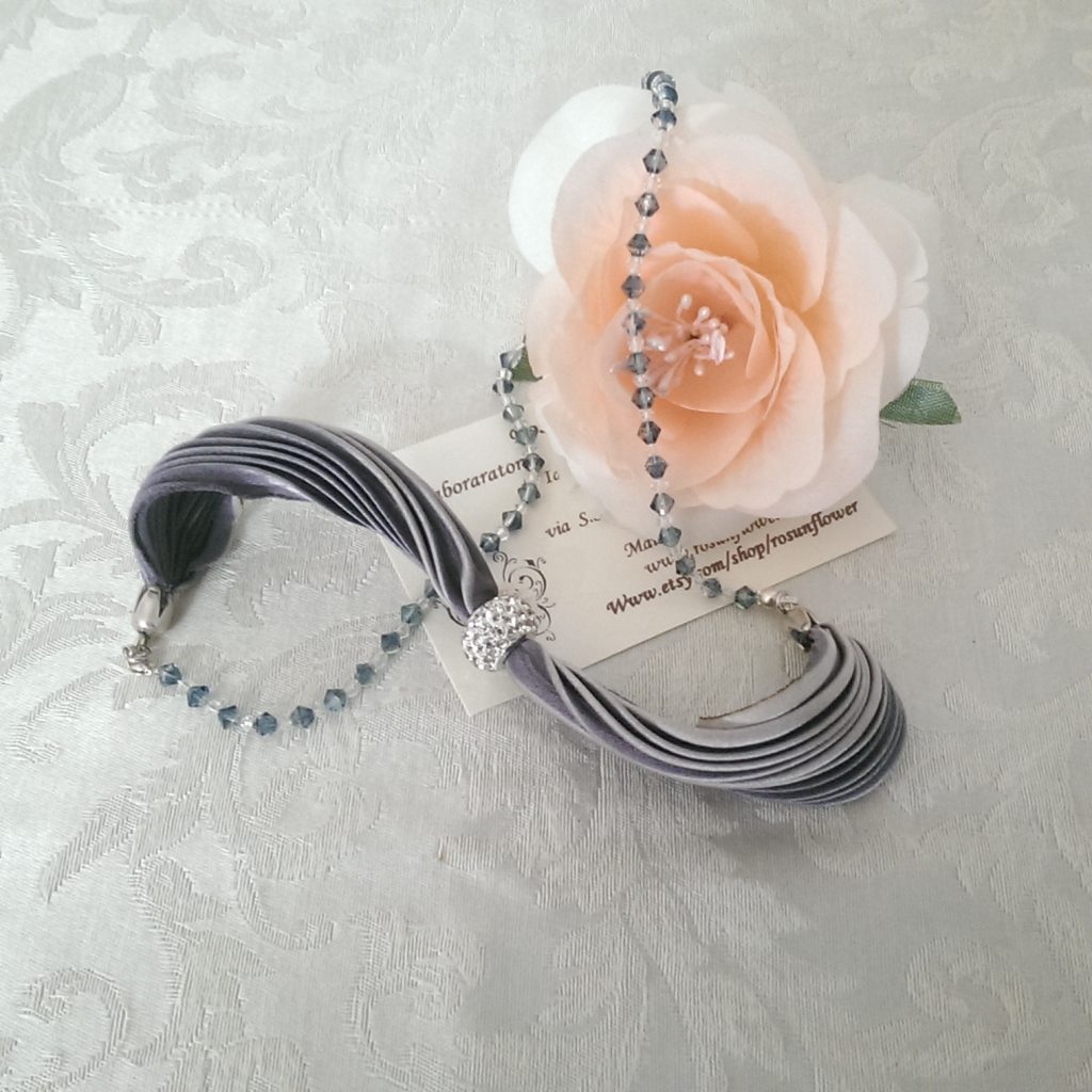 Bracciale in seta shibori grigio e cristalli