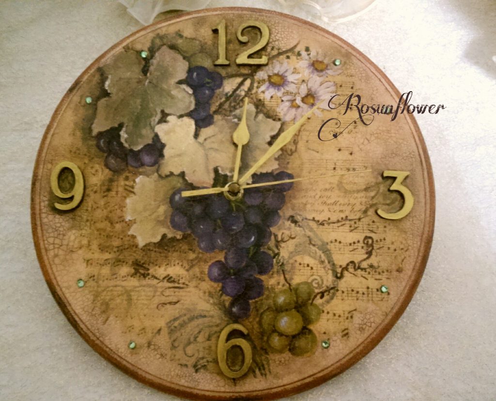 Orologio in legno con dipinto uva fatto a mano con colori acrilici