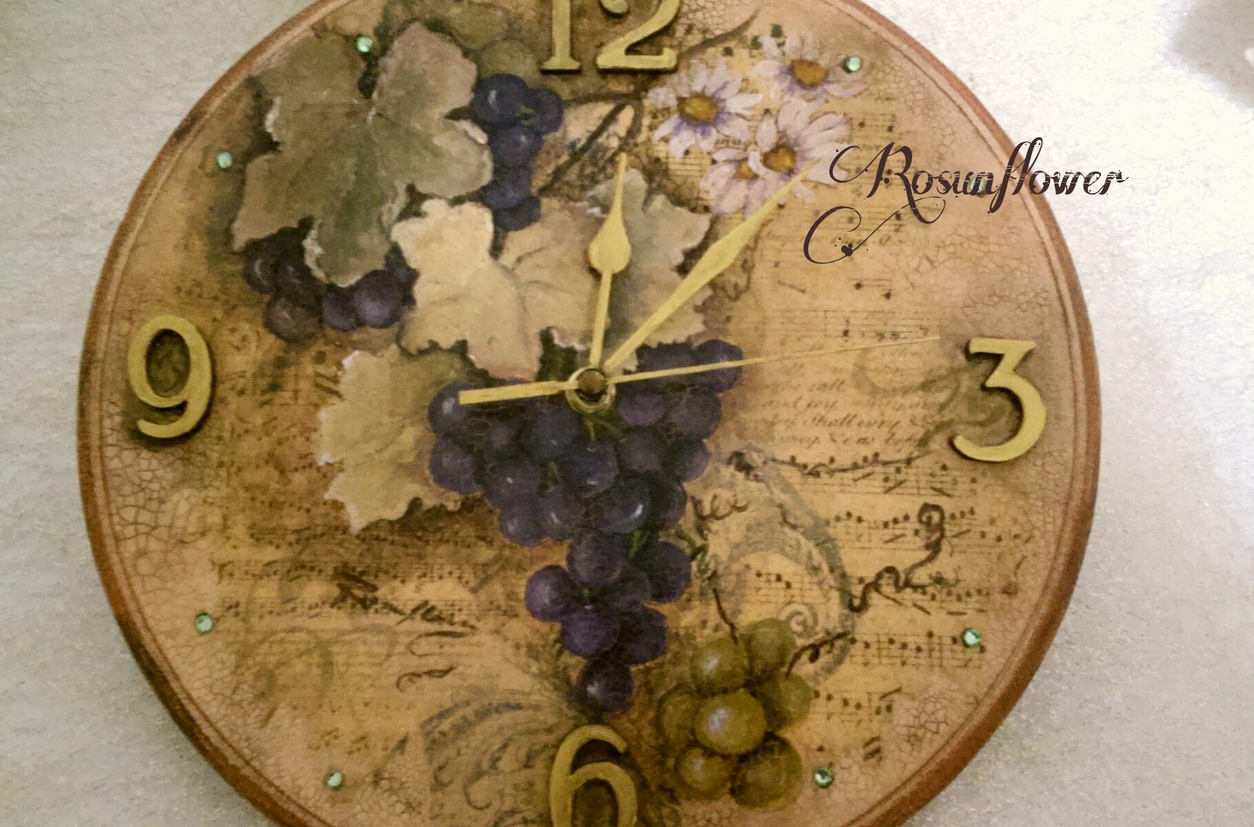 Orologio in legno con dipinto uva fatto a mano con colori acrilici