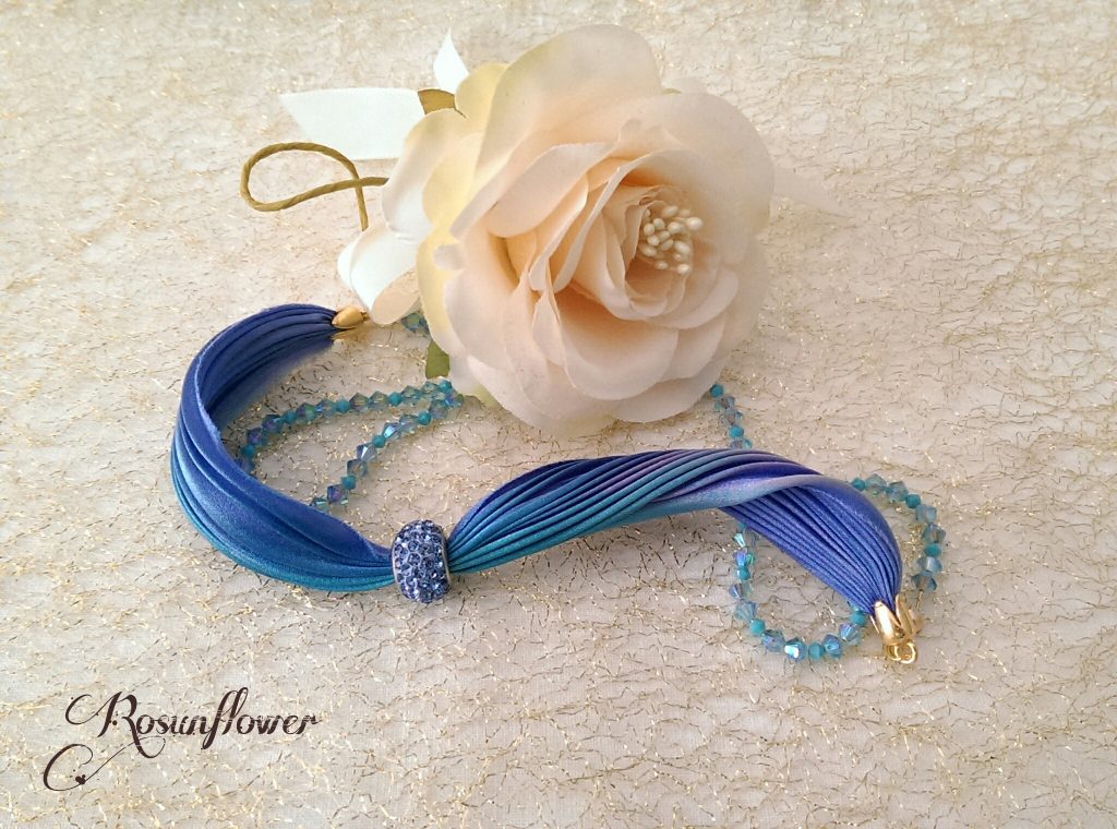 Bracciale di seta e cristalli di swarovski viola e azzurro