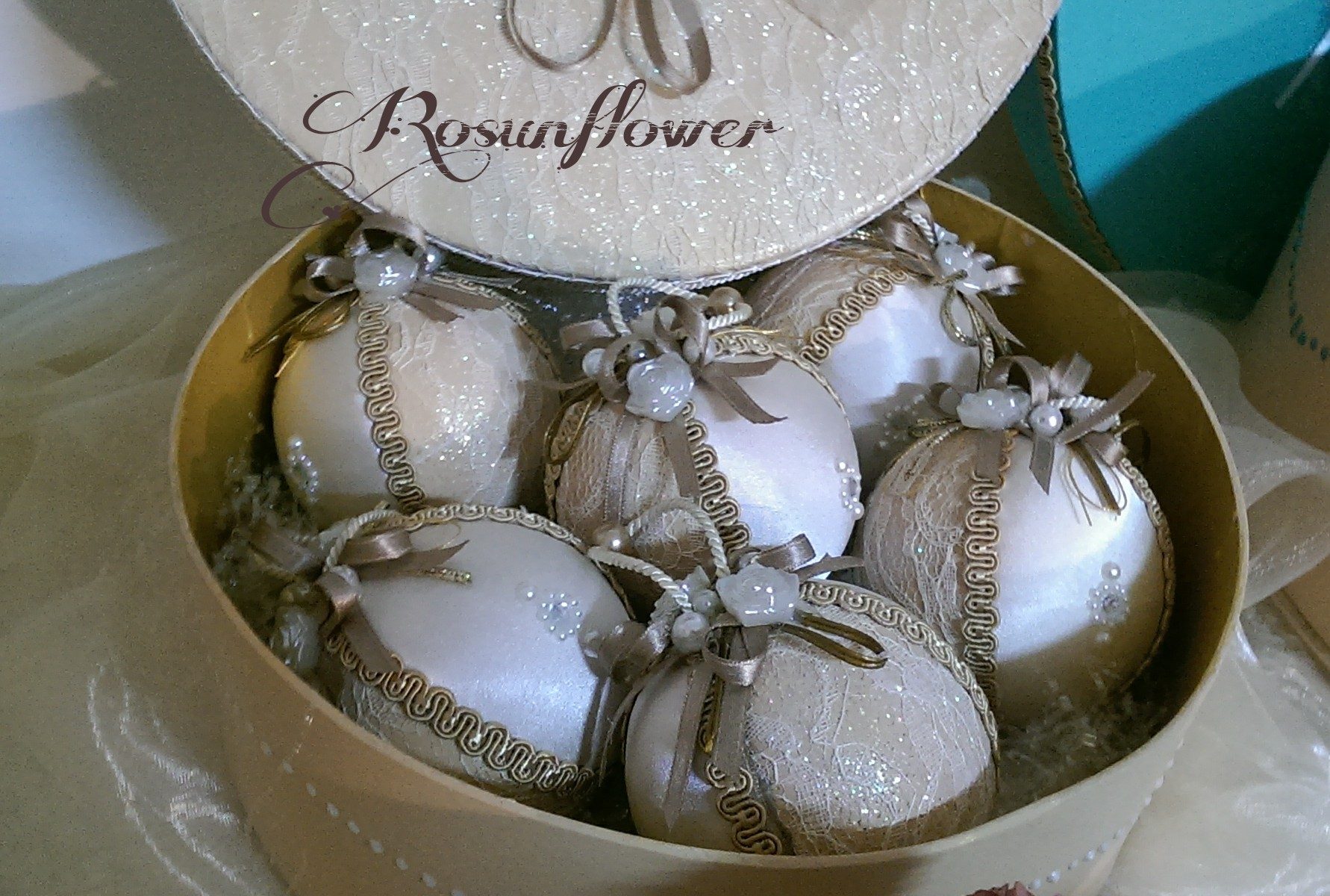 Palline di Natale avorio decorate con seta e perle