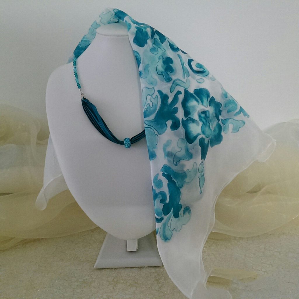 Foulard verde e blu di seta chiffon dipinto a mano