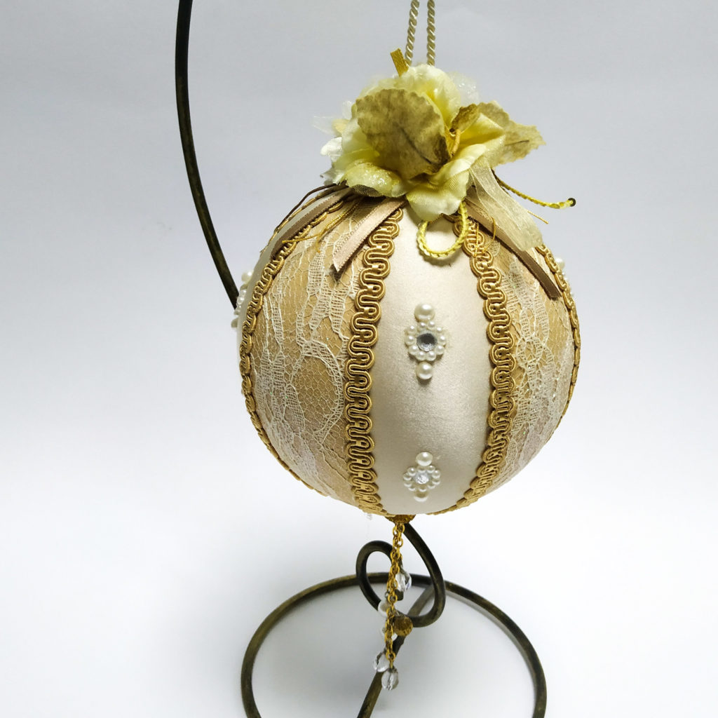 pallina di natale decorata con pizzo