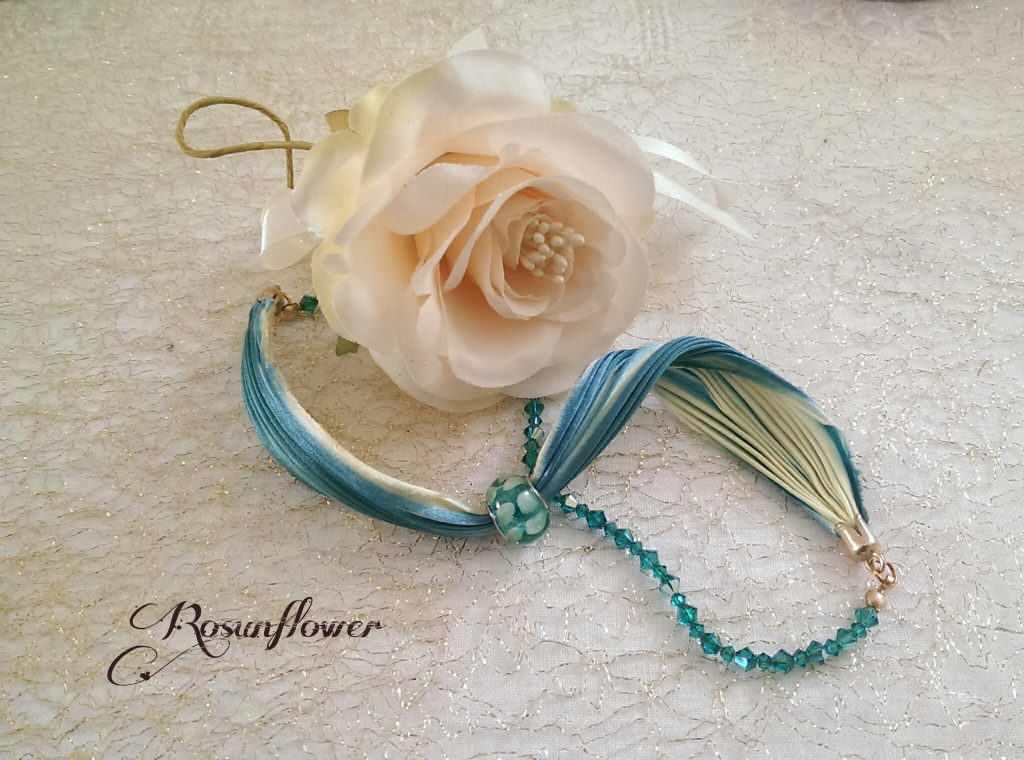 Bracciale di seta shibori giallo e azzurro. Bracciale con cristalli di swarovski e oro gold filled 14 k