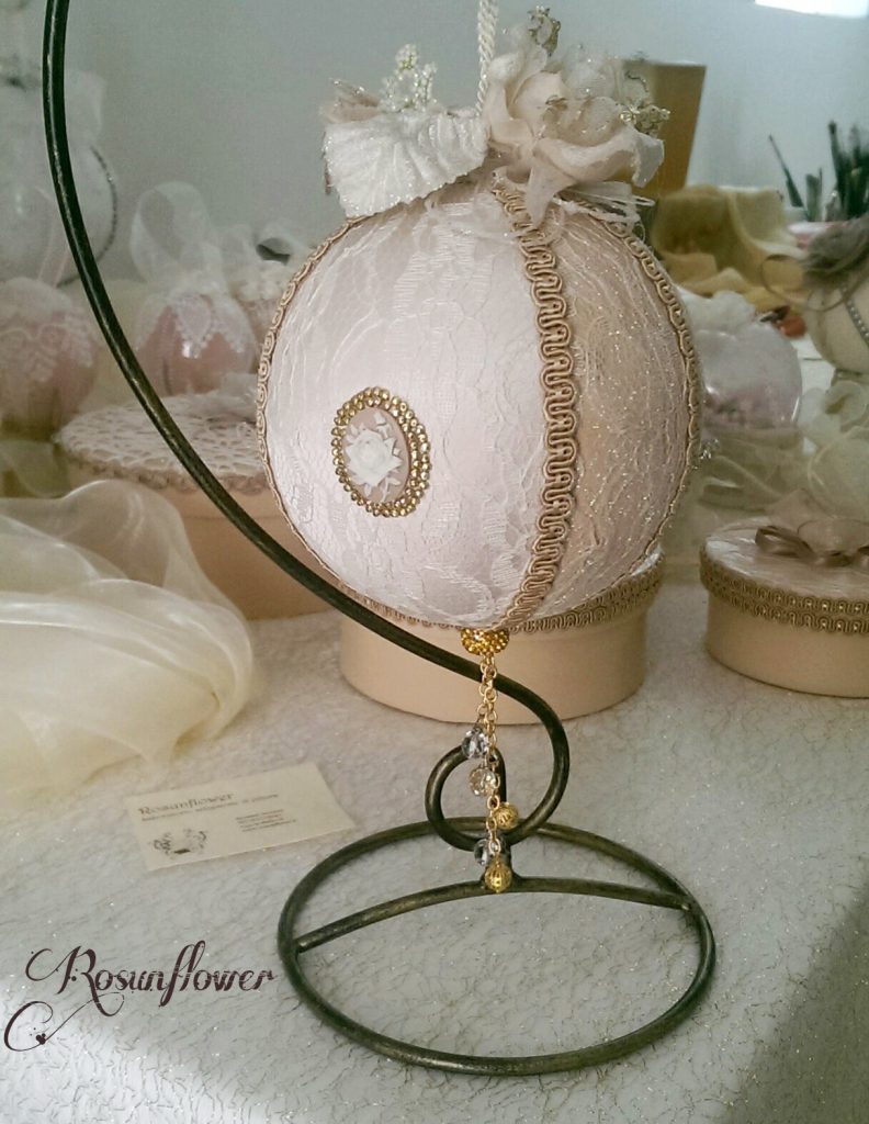 pallina di natale decorata con pizzo e cammeo