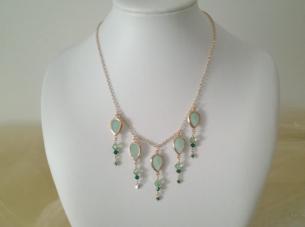Collana con cristalli verde opaco e con catena oro