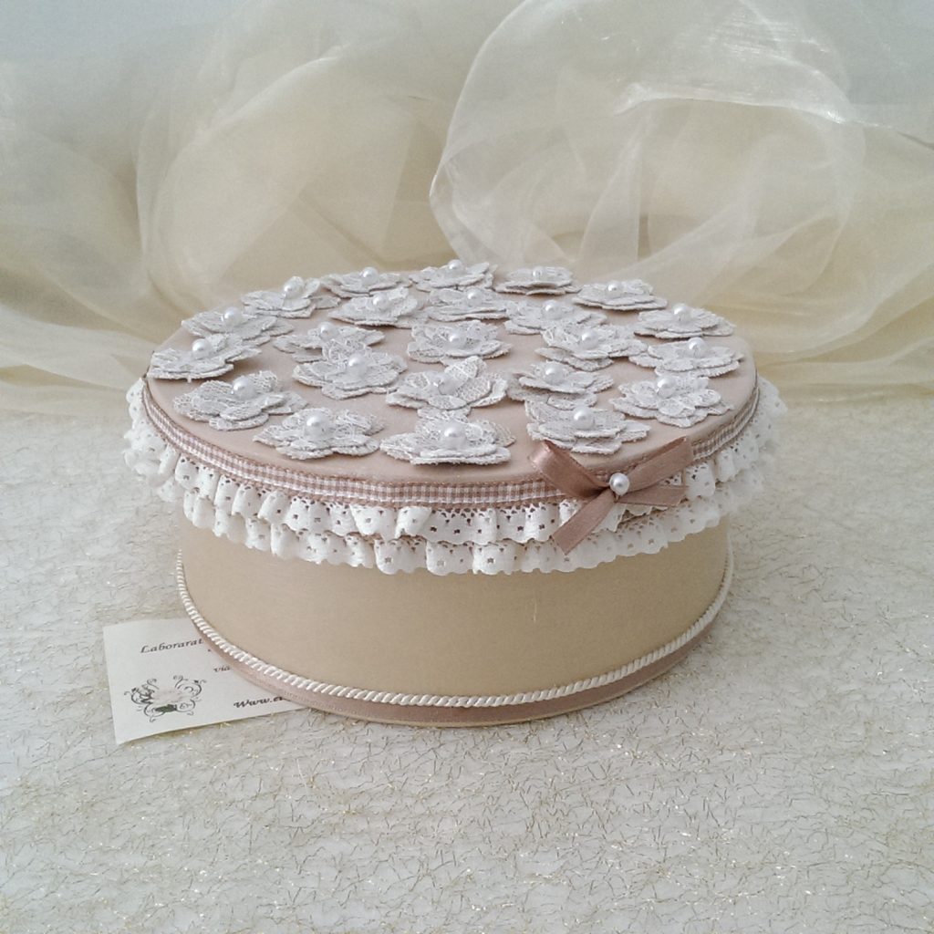 Scatola portagioie avorio, decorata con margherite
