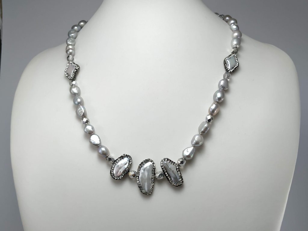 Collana lunga elegante perle barocche di fiume color grigio con distanziatore cristalli e perle con strass.