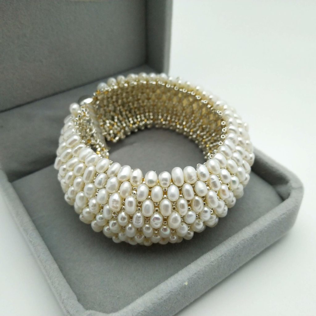 Bracciale a fascia da sposa, fatto a mano con perle di acqua dolce e perline argento,