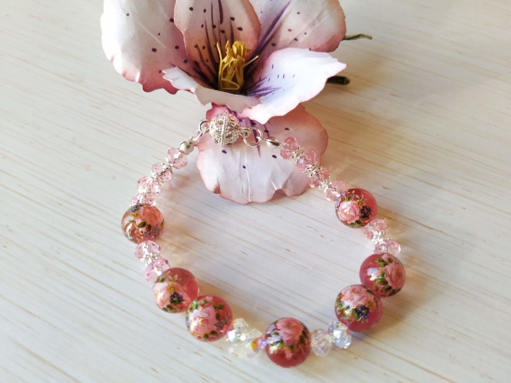 bracciale rosa con perle