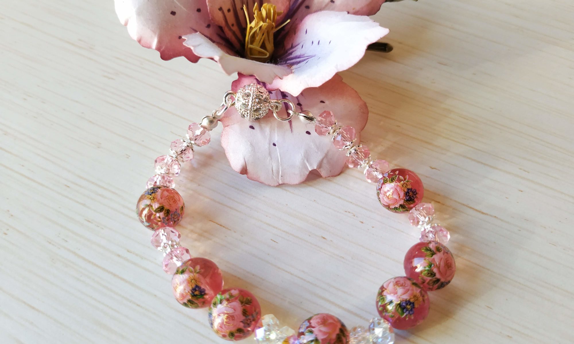 bracciale rosa con perle